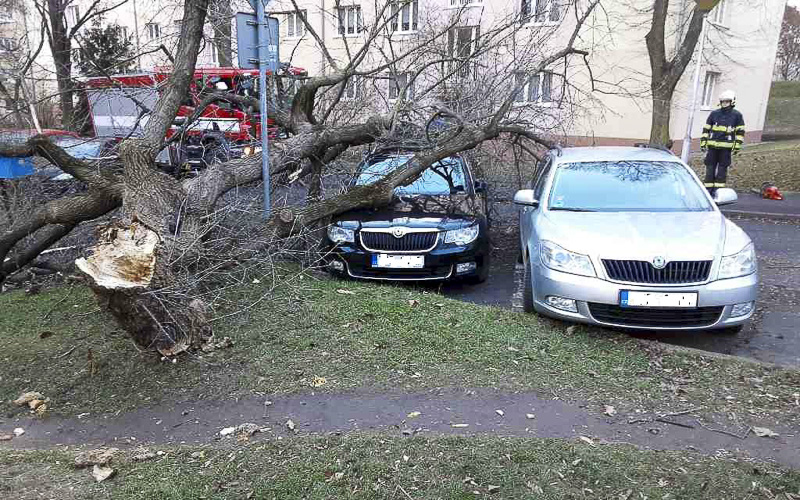 FOTO: Nedělní účet za vichr v Ústeckém kraji: Poničená auta, zlomený vánoční strom