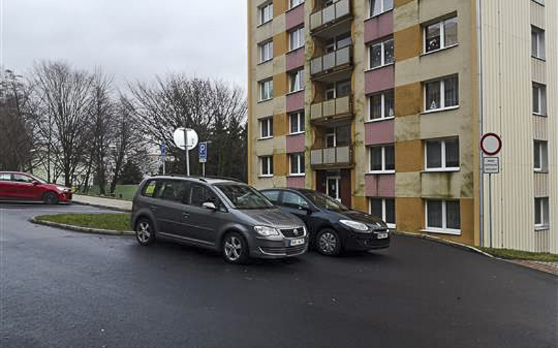 Špatně parkující auta brání v zásobování litvínovské mateřské školy