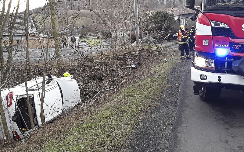 OBRAZEM: Toto je důvod, proč byla zavřená silnice z Mostu do Bíliny. SUV skončilo ve stromech