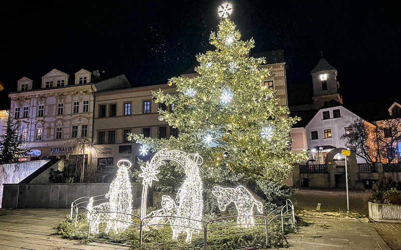 FOTO DNE: Takhle září nový vánoční strom v Litvínově, město ho dostalo darem