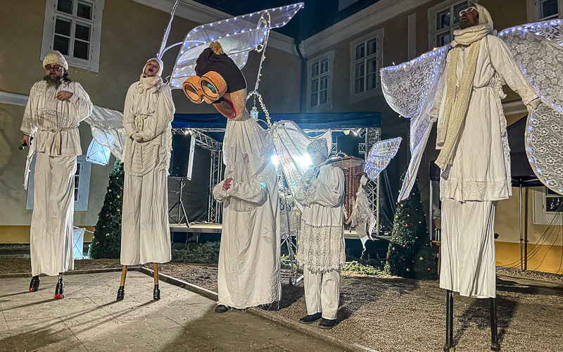 VIDEO: Letka andělů dorazila do zámku, proletěli se i městem