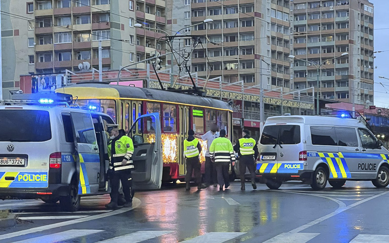 FOTO OD VÁS: Vánoční tramvaj se v centru Mostu srazila s osobním autem