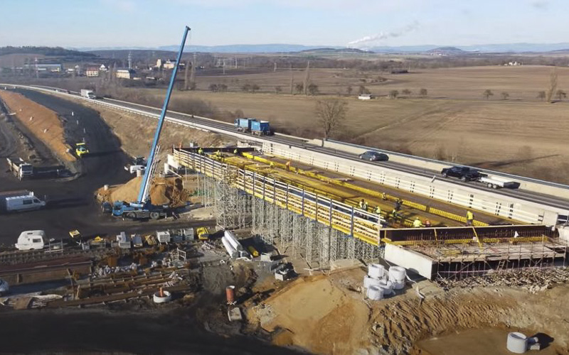 VIDEO: Silničáři přerušili práce na stavbě dálnice D7 u Loun. Takhle zatím pokročili