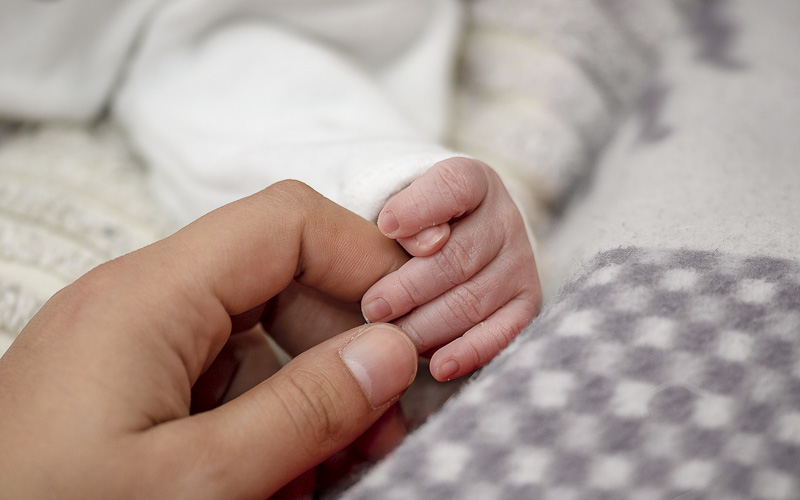 První miminko roku v porodnicích Krajské zdravotní se narodilo tři hodiny po půlnoci v Mostě