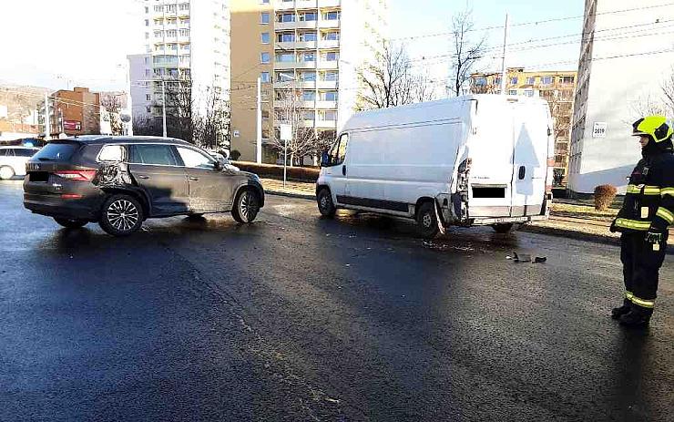 PRÁVĚ TEĎ: Srážka osobáku s dodávkou u dopravního podniku, další nehoda v Litvínově je na křižovatce