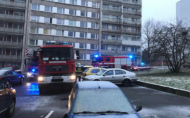Ranní poplach v Litvínově. Čtyři jednotky hasičů zasahovaly v Rooseveltově ulici