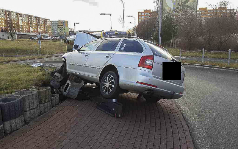 FOTO: Nehoda na kruhovém objezdu v Mostě! Vůz se rozbil o středový ostrůvek