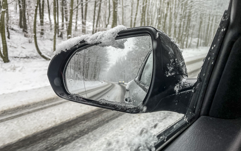 AKTUÁLNĚ: Silnice zapadávají sněhem, množí se dopravní nehody!