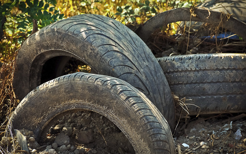 V Litvínově vzrostl počet pohozených pneumatik. Jde o gumy pocházející z krádeže