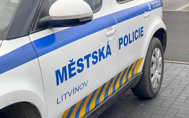 Strážníci zachraňovali polámanou ženu v Litvínově