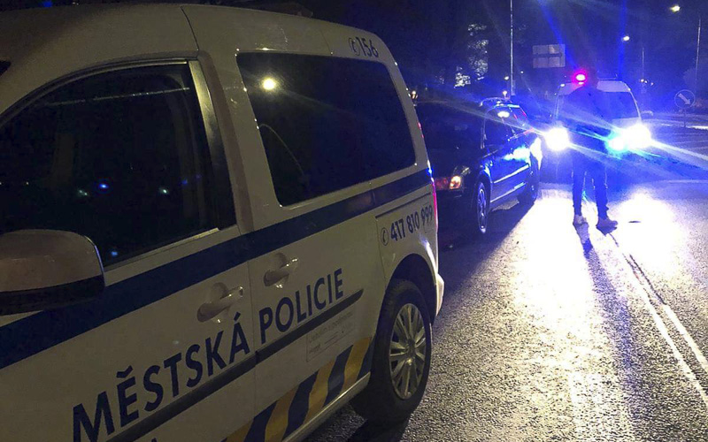 OPRAVDU SE STALO: Strážníci zastavili na silnici mladíky ve vraku slepeném izolepou