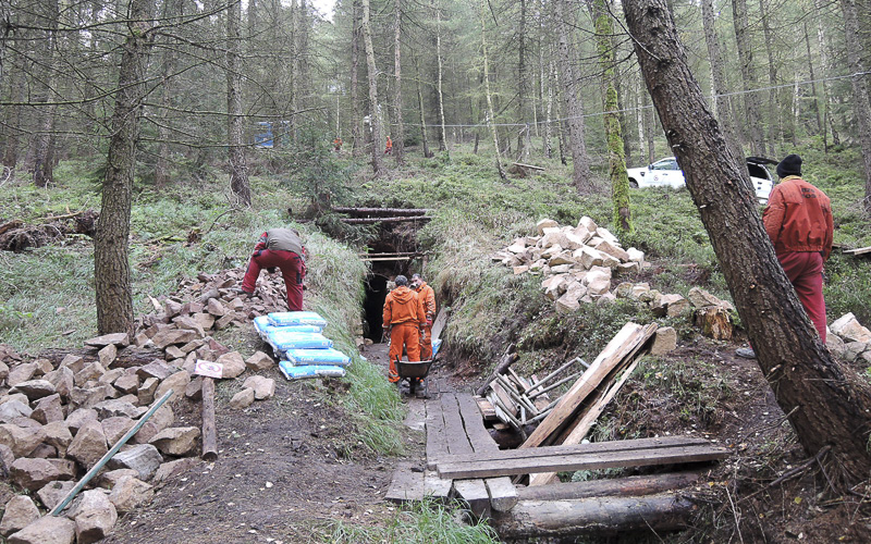 Mostečtí báňští záchranáři v horách proměňují stará důlní díla, aby připomínala lidem historii hornictví