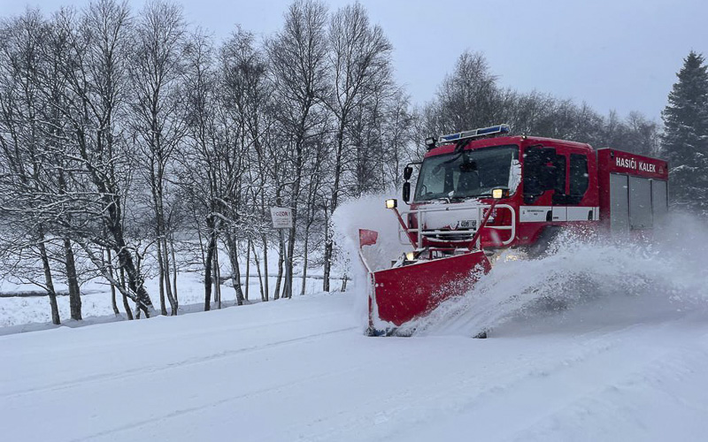 FOTO: V Krušných horách můžete potkat při úklidu sněhu i hasiče s radlicí