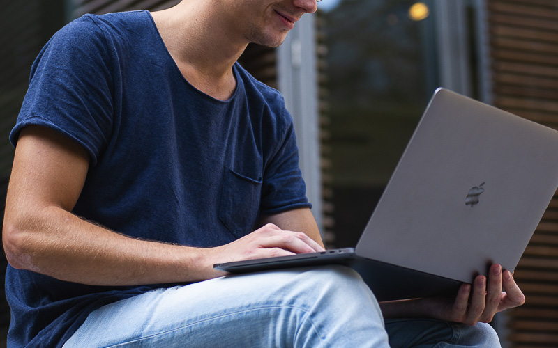 Muž chtěl získat práci, tak vystupoval jménem podnikatele, kterého si našel na internetu