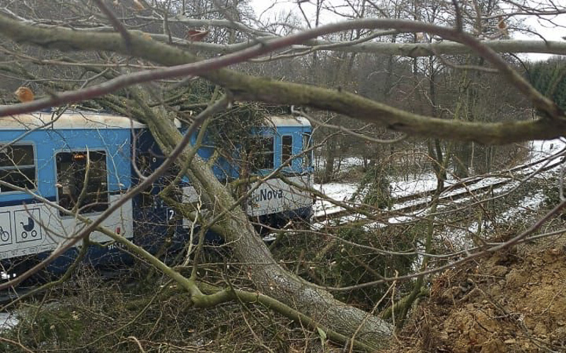 Bouře Malik (Nadia) bořila rekordy, vítr měl rychlost až 187 km h