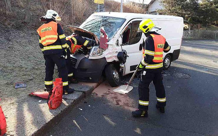OBRAZEM: Další nehoda blízko Mostu! Hasiči pomáhali u střetu dodávky s kamionem