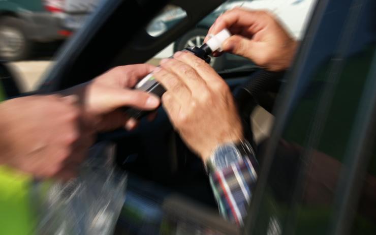 Řidiči na Mostecku měli problém s alkoholem. Někteří trefovali značky a lampy jako kuželky