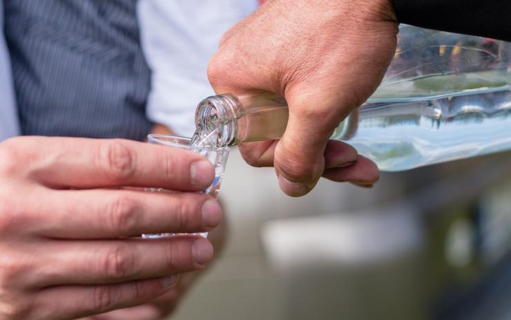 Známá firma mezi mosteckými zloději skončila znovu na policejní služebně. Kvůli slivovici