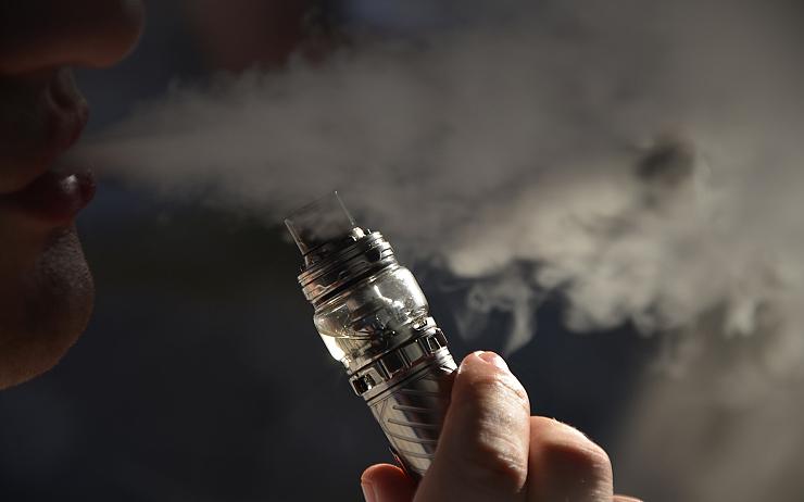 Spor kvůli kouření elektronické cigarety na chodbě polikliniky skončil vyhrožováním lékařce