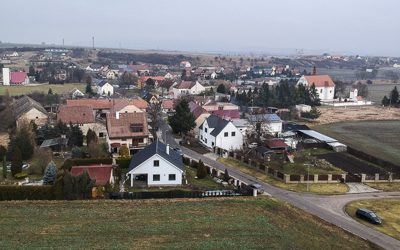 VIDEOREPORTÁŽ: Jak se žije v Malém Březně? Obec s novou výstavbou a velkými plány, kde lidé dostávají zdarma benefity