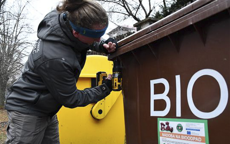  VIDEO: Popelnice v Mostě dostávají čipy a na svozových autech budou kamery