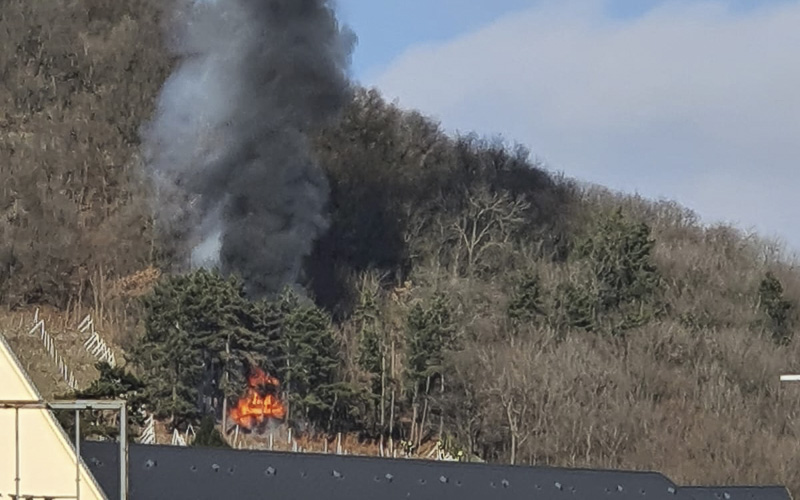 AKTUÁLNĚ: Na svahu pod Hněvínem zuří požár, kouř je vidět na kilometry daleko