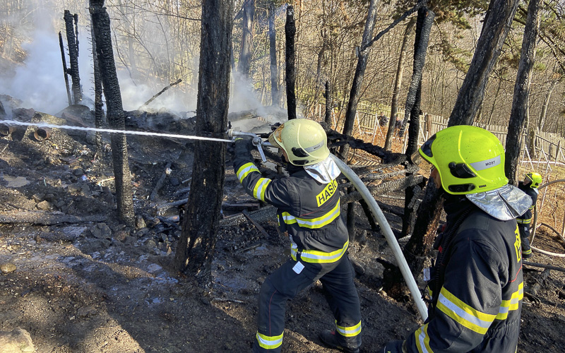 FOTO: Požár pod Hněvínem zničil dřevěnou boudu