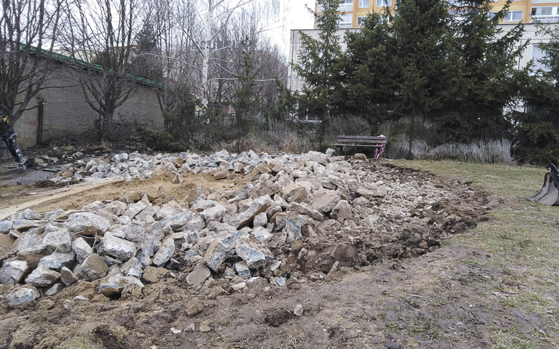 Ze starého pískoviště zůstaly tyto kusy. Bude tam nové hřiště