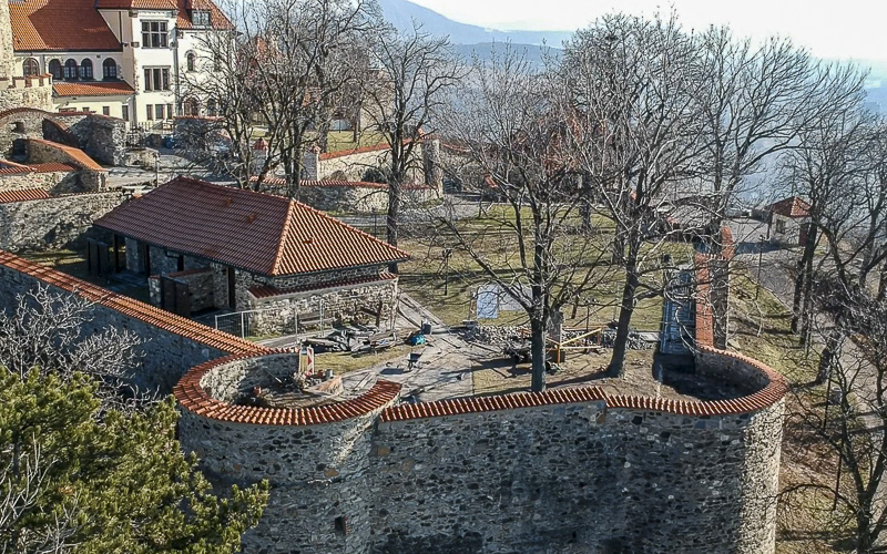 VIDEO: V Mostě pokračují opravy hradeb na Hněvíně. Využívají toho i archeologové