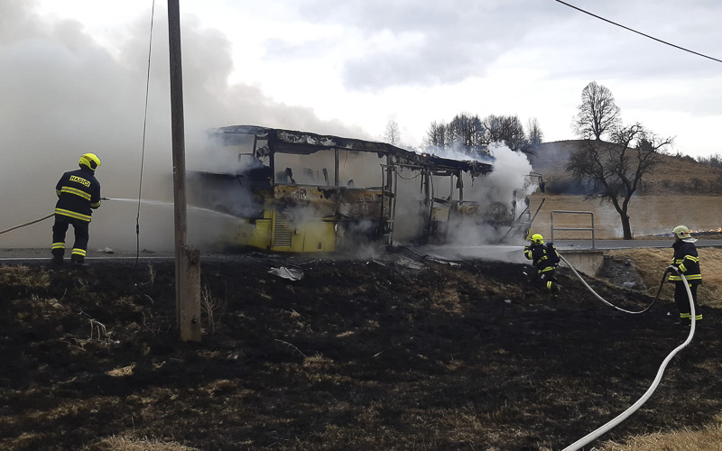 Linkový autobus totálně shořel, požár zasáhl i okolní louky