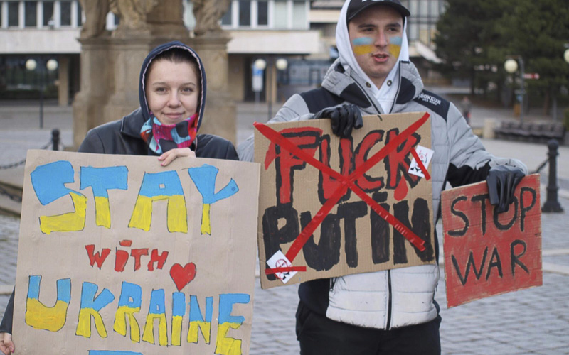 Desítky Mostečanů na náměstí podpořily ukrajinské rodiny zasažené válkou