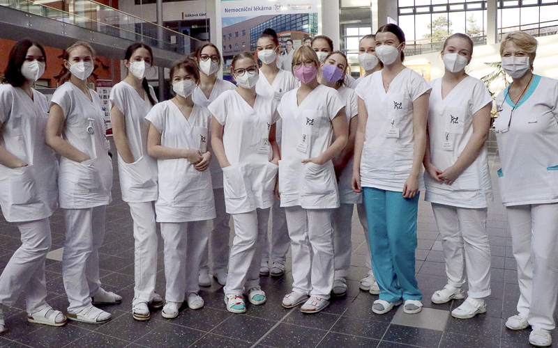 Žáci zdravotnické školy se o pacienty v nemocnicích Krajské zdravotní starají v nových uniformách