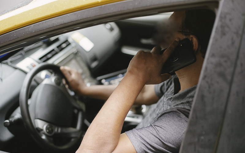 Řidiči na Mostecku si hodně hrají s telefonem za volantem. Každý druhý zastavený udělal nějaký přestupek