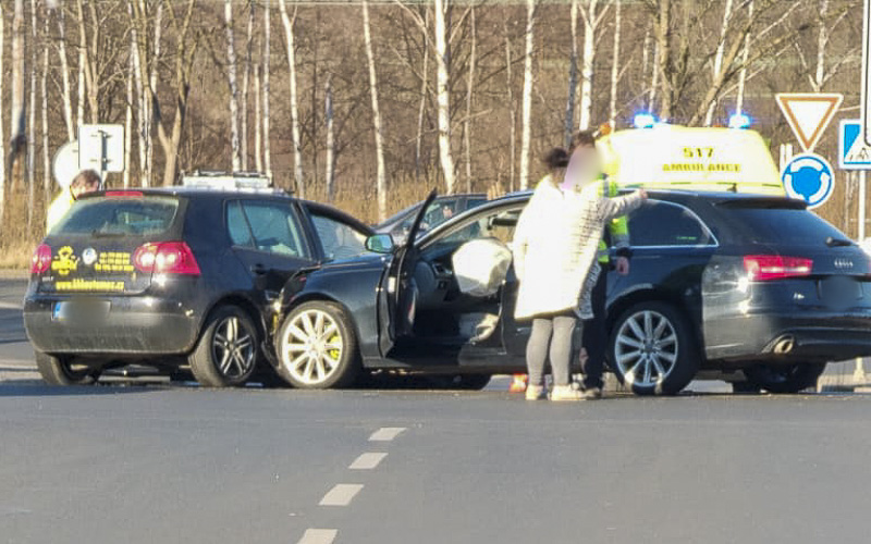 U mosteckého Tesca se srazila auta, rána vystřelila airbagy