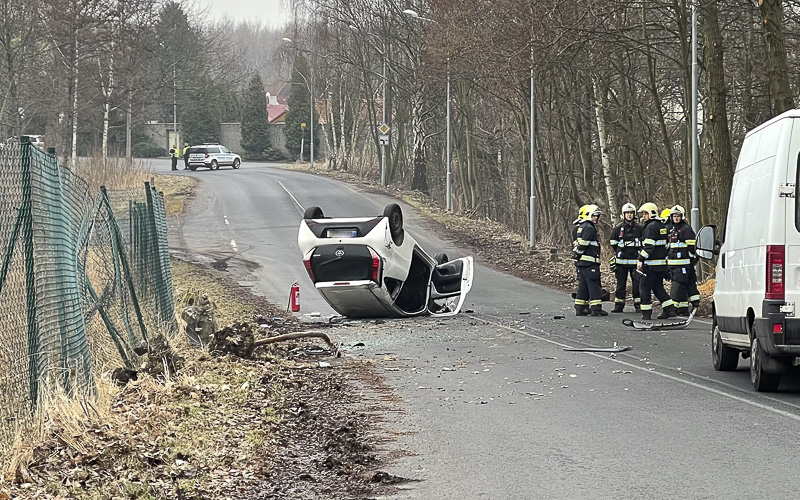 AKTUÁLNĚ: Silnice u bývalé Delvity je zavřená, uprostřed silnice zůstalo převrácené auto