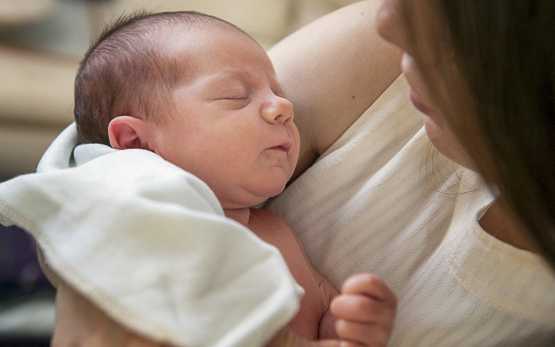 První Mostečané dostávají od města 15tisícový dar za narození dítěte