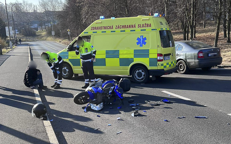 AKTUÁLNĚ: Další nehoda motorkáře Mostě! Havaroval u nemocnice