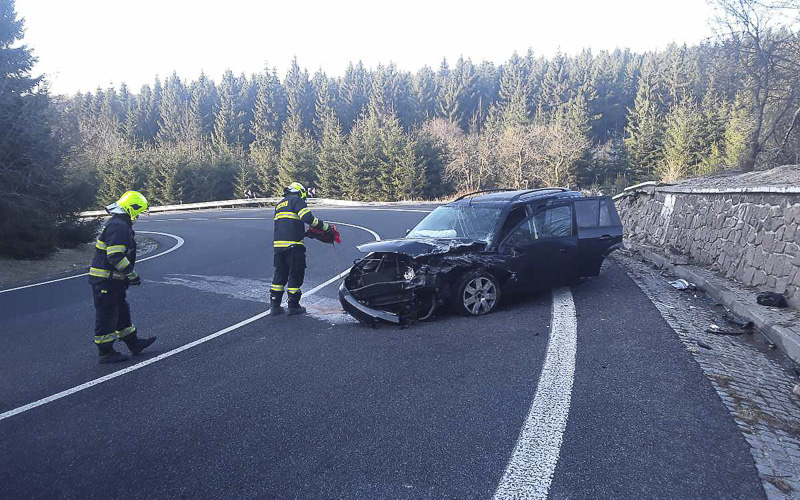 AKTUÁLNĚ: Náraz do zdi a auto dojezdilo. Na silnici na Cínovec se stala havárie