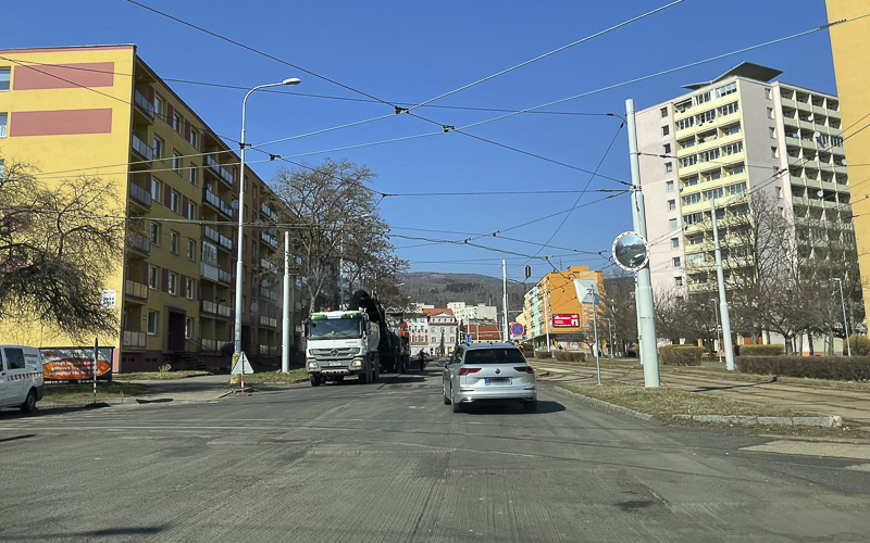 Opravuje se Mostecká ulice, výtluky v Jiráskově ulici zmizí v květnu