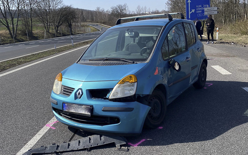 AKTUÁLNĚ: Nehoda na třináctce u Obrnic, střetlo se tam nákladní a osobní auto