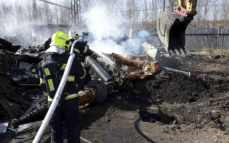 Ve sběrně v Mostě hořelo, firemní technika pomáhala hasičům zvládnout požár