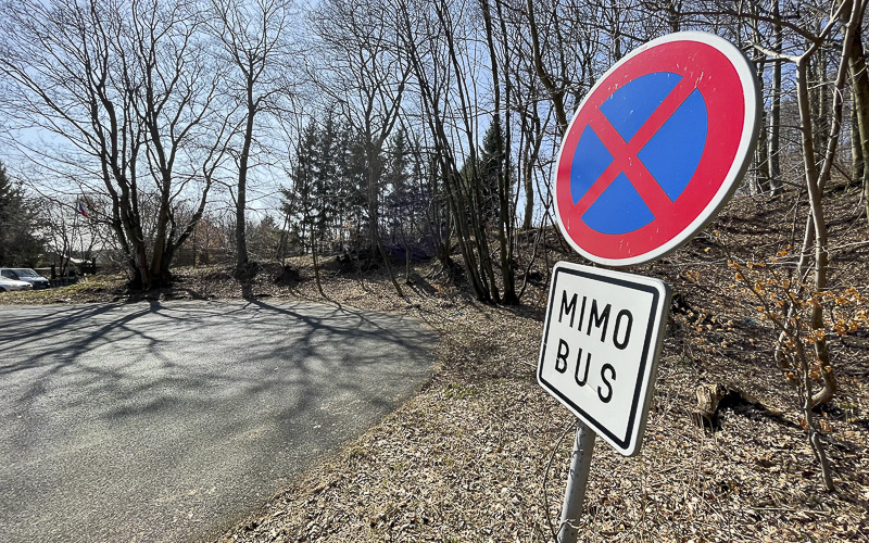 Výletníci parkují na točně autobusu. Strážníci upozorňují na následující problémy v dopravě