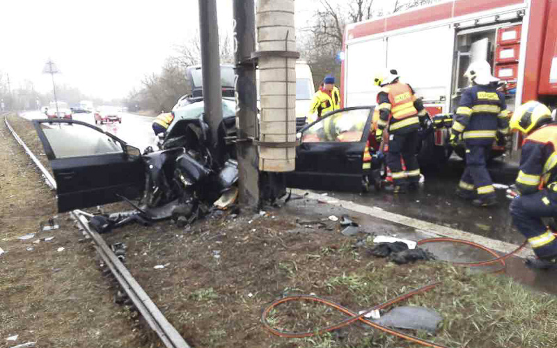 FOTO: Takto probíhaly záchranné práce na místě vážné nehody u Mostu