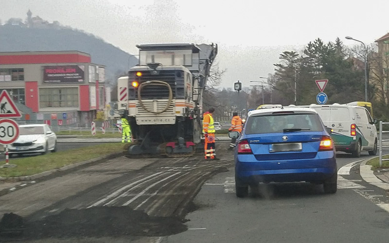 Na silnici s rušným provozem probíhá frézování. Dostane nový povrch