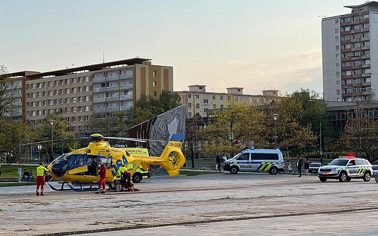 V centru Mostu přistával záchranářský vrtulník. Letěl pro vážně zraněné dítě