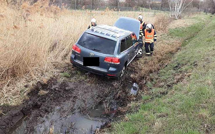 AKTUÁLNĚ: Auto za Mostem sjelo do příkopu, k nehodě jeli hasiči