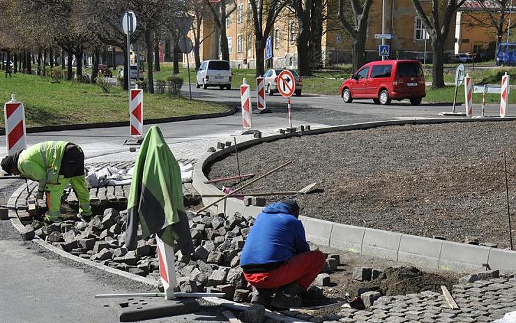 Upozornění pro řidiče: Okružní křižovatka u gymnázia bude z důvodu pokládky asfaltobetonu uzavřena