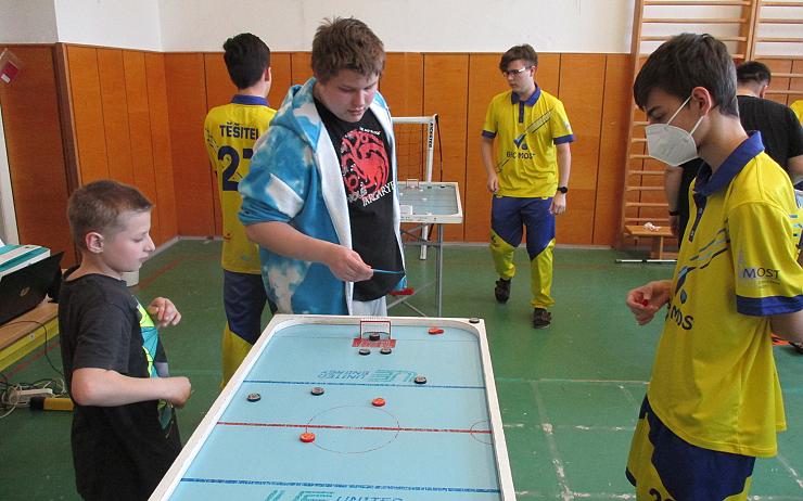 V Litvínově se utkali stolní hokejisté, turnaj „Slavíme Den Chezy“ ovládl Matyáš Vaníček