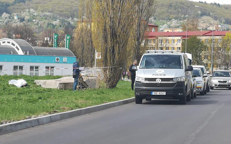 Na trávníku v Mostě byla nalezena mrtvola muže