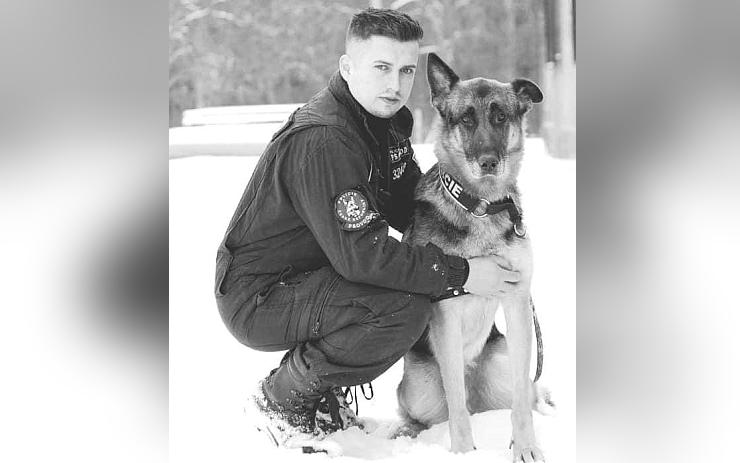 Smutek u policistů: Služební pes Nasso odešel do psího nebe, jeho psovod se s ním dojemně rozloučil